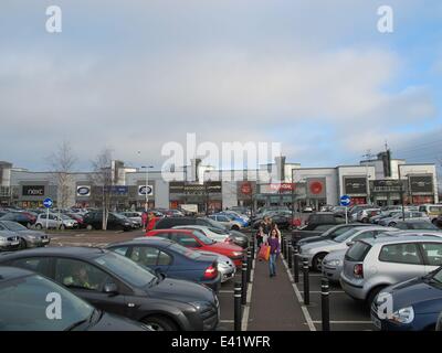 The retail park at London Colney was busy as the Boxing Day sales started. The car park was quickly filled before the shops opened. A nearby Tesco reduced the price of all its' turkeys.  Featuring: London Colney retail park View of car park Where: London, Stock Photo