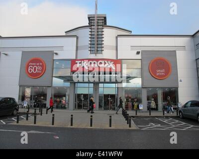 The retail park at London Colney was busy as the Boxing Day sales started. The car park was quickly filled before the shops opened. A nearby Tesco reduced the price of all its' turkeys.  Featuring: London Colney retail park TKMAX Where: London, United Kin Stock Photo