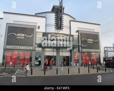 The retail park at London Colney was busy as the Boxing Day sales started. The car park was quickly filled before the shops opened. A nearby Tesco reduced the price of all its' turkeys.  Featuring: London Colney retail park New Look Where: London, United Stock Photo