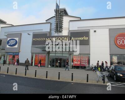 The retail park at London Colney was busy as the Boxing Day sales started. The car park was quickly filled before the shops opened. A nearby Tesco reduced the price of all its' turkeys.  Featuring: London Colney retail park Monsoon Where: London, United K Stock Photo