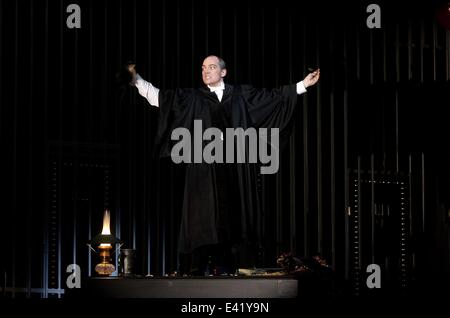 Dress Rehearsal of Die Fledermaus, Act 3 at the Metropolitan Opera.  Featuring: Christopher Maltman Where: New York, New York, United States When: 27 Dec 2013 Stock Photo