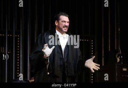 Dress Rehearsal of Die Fledermaus, Act 3 at the Metropolitan Opera.  Featuring: Paulo Szot Where: New York, New York, United States When: 27 Dec 2013 Stock Photo