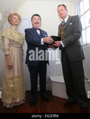 Photocall for The Agatha Christie Company's touring production of Black Coffee at Christie's former home in Chelsea. Robert Powell takes the role of Hercule Poirot alongside Liza Goddard, (Miss Caroline Amory) and Robin McCallum, (Capt. Arthur Hastings). Stock Photo