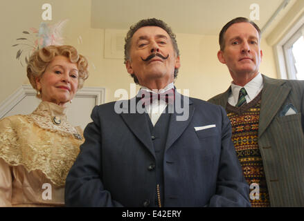 Photocall for The Agatha Christie Company's touring production of Black Coffee at Christie's former home in Chelsea. Robert Powell takes the role of Hercule Poirot alongside Liza Goddard, (Miss Caroline Amory) and Robin McCallum, (Capt. Arthur Hastings). Stock Photo