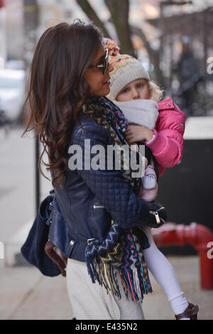 Bethenny Frankel returning home carrying daughter Bryn in her arms