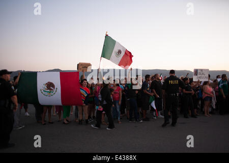 Murrieta, CA, USA. 1st July, 2014. Pro immigant rights activists show support for the transfer of illegal immigrants at the U.S. Border Patrol station in Murrieta California July 1, 2014. protest against the transfer of illegal immigrants at the U.S. Border Patrol station in Murrieta California July 1, 2014. (Credit Image: © ZUMA Wire) Stock Photo