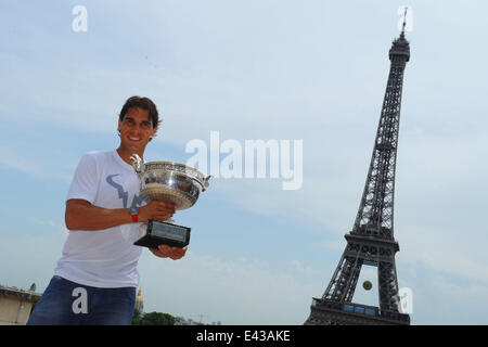 09.06.2014. Eiffel Tower, Paris, France. French Open Tennis mens singles champion, Rafael Nadal (Esp) presents his winners trophy to the crowd outside of the Eiffel Tower park in Paris. Stock Photo