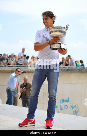 09.06.2014. Eiffel Tower, Paris, France. French Open Tennis mens singles champion, Rafael Nadal (Esp) presents his winners trophy to the crowd outside of the Eiffel Tower park in Paris. Stock Photo