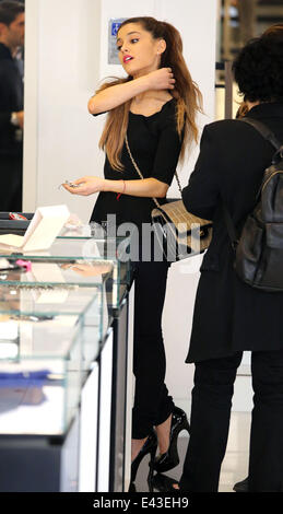 Ariana Grande leaving Chanel Boutique with a large shopping bag Featuring: Ariana  Grande Where: Los Angeles, California, United States When: 18 Jan 2014  Stock Photo - Alamy