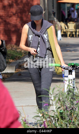 Charlize Theron, wearing no make-up, tries to go undetected as she leaves a yoga class  Featuring: Charlize Theron Where: Los Angeles, California, United States When: 29 Jan 2014 Stock Photo