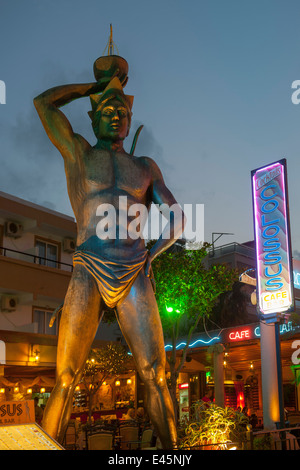 Griechenland, Rhodos, Faliraki, Koloss von Rhodos vor der Colossus Cafe Bar Stock Photo