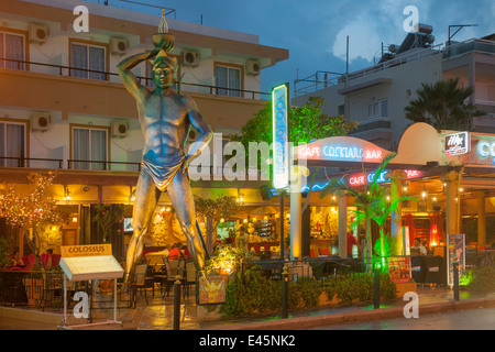 Griechenland, Rhodos, Faliraki, Koloss von Rhodos vor der Colossus Cafe Bar Stock Photo