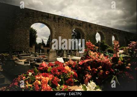 AJAXNETPHOTO. LOUVECIENNES, FRANCE-MACHINE DE MARLY - THE AQUADUCT OF LOUVECIENNES SITUATED TO THE WEST OF PARIS. BUILT IN 1681-85 BY JULES HARDOUIN-MANSARD AND ROBERT DE COTTE. CEASED TO BE USED IN 1866 WHEN IT WAS REPLACED BY PIPES. PHOTO:JONATHAN EASTLAND/AJAX REF;RD1 120906 Stock Photo