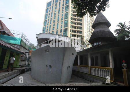 South Jakarta, Jakarta, Indonesia. 4th Sep, 2008. The great mosque of Al Munada Darussalam Baiturrahman called Boathouse Mosque is located in the middle of densely populated area. The mosque that was built by KH Abdurrahman Maksum in 1963 has an ablution in the shape of a boat. During Ramadan, a lot of tourists and Muslims come by to do the worship. © Afriadi Hikmal/ZUMA Wire/Alamy Live News Stock Photo