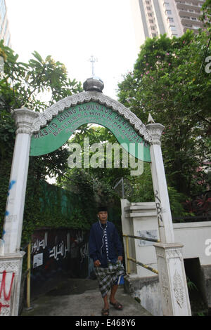 South Jakarta, Jakarta, Indonesia. 4th Sep, 2008. The great mosque of Al Munada Darussalam Baiturrahman called Boathouse Mosque is located in the middle of densely populated area. The mosque that was built by KH Abdurrahman Maksum in 1963 has an ablution in the shape of a boat. During Ramadan, a lot of tourists and Muslims come by to do the worship. © Afriadi Hikmal/ZUMA Wire/Alamy Live News Stock Photo