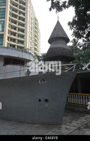 South Jakarta, Jakarta, Indonesia. 4th Sep, 2008. The great mosque of Al Munada Darussalam Baiturrahman called Boathouse Mosque is located in the middle of densely populated area. The mosque that was built by KH Abdurrahman Maksum in 1963 has an ablution in the shape of a boat. During Ramadan, a lot of tourists and Muslims come by to do the worship. © Afriadi Hikmal/ZUMA Wire/Alamy Live News Stock Photo