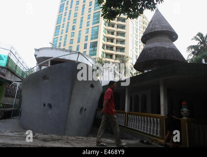 South Jakarta, Jakarta, Indonesia. 4th Sep, 2008. The great mosque of Al Munada Darussalam Baiturrahman called Boathouse Mosque is located in the middle of densely populated area. The mosque that was built by KH Abdurrahman Maksum in 1963 has an ablution in the shape of a boat. During Ramadan, a lot of tourists and Muslims come by to do the worship. © Afriadi Hikmal/ZUMA Wire/Alamy Live News Stock Photo