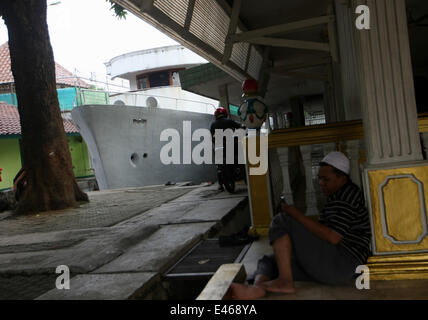 South Jakarta, Jakarta, Indonesia. 4th Sep, 2008. The great mosque of Al Munada Darussalam Baiturrahman called Boathouse Mosque is located in the middle of densely populated area. The mosque that was built by KH Abdurrahman Maksum in 1963 has an ablution in the shape of a boat. During Ramadan, a lot of tourists and Muslims come by to do the worship. © Afriadi Hikmal/ZUMA Wire/Alamy Live News Stock Photo