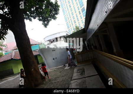 South Jakarta, Jakarta, Indonesia. 4th Sep, 2008. The great mosque of Al Munada Darussalam Baiturrahman called Boathouse Mosque is located in the middle of densely populated area. The mosque that was built by KH Abdurrahman Maksum in 1963 has an ablution in the shape of a boat. During Ramadan, a lot of tourists and Muslims come by to do the worship. © Afriadi Hikmal/ZUMA Wire/Alamy Live News Stock Photo