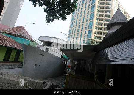 South Jakarta, Jakarta, Indonesia. 4th Sep, 2008. The great mosque of Al Munada Darussalam Baiturrahman called Boathouse Mosque is located in the middle of densely populated area. The mosque that was built by KH Abdurrahman Maksum in 1963 has an ablution in the shape of a boat. During Ramadan, a lot of tourists and Muslims come by to do the worship. © Afriadi Hikmal/ZUMA Wire/Alamy Live News Stock Photo