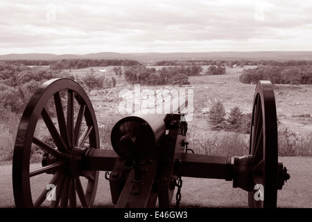 Union Army 10-pounder Parrott Rifle cannon on Little Round Top. Devil's Den is at the left of the cannon muzzle. Gettysburg. Stock Photo