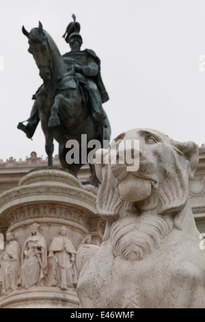 Equestrian sculpture of 'Victor Emmanuel' in front of the 'Altar of the Fatherland'. Rome, Lazio, Italy. Stock Photo