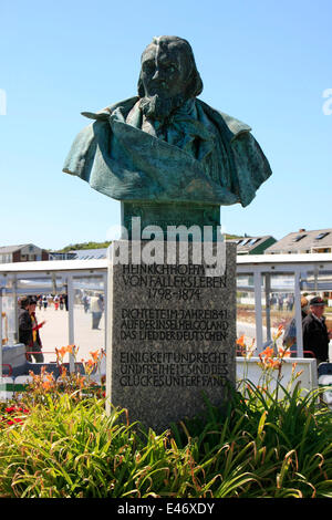 Behind the buildings of the pier stands the monument of August Heinrich Hoffmann of Fallersleben. He wrote on August 26 of 1841 on Helgoland the Song of the Germans, who later became the national anthem. Photo: Klaus Nowottnick Date: June 26, 2014 Stock Photo