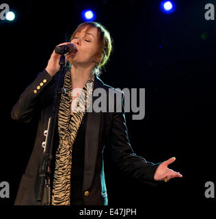 Great Tew, UK. 04th July, 2014. Suzanne Vega on the final night of her tour at the Cornbury Festival. Credit:  charlie bryan/Alamy Live News Stock Photo
