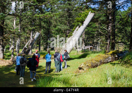 Totems Skedans, K’uuna Llnagaay, ancient first nations village ruins, Graham Island, Haida Gwaii, Queen Charlotte Islands, British Columbia, Canada. Stock Photo