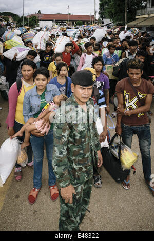 June 16, 2014 - Aranyaprathet/Poipet, Sa Kaeo Province, Thailand - Cambodian migrants wait for instructions from soldiers before crossing the border to return home during a mass exodus of migrants, Aranyaprathet Railway Station, Aranyaprathet/Poipet, Thailand. Fearing a crackdown on illegal immigration from the Thai military, over 120,000 Cambodian migrants are reported to have crossed the border and returned to Cambodia in one week. Estimates suggest that at least 150,000 legal and illegal migrants from Cambodia were working in Thailand before the exodus, typically in the construction and ser Stock Photo