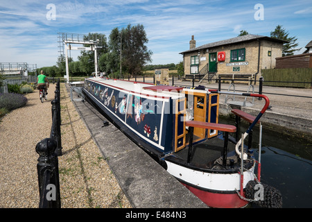 narrow boat negotiating Baits Bite Lock on the river Cam Stock Photo