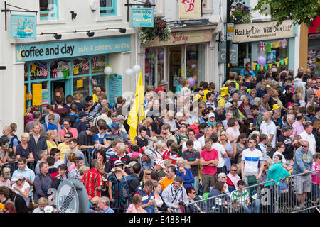 Skipton, North Yorkshire, UK. 5th July 2014 – The North Yorkshire market town of Skipton is bathed in sunshine as the 2014 Tour de France Grand Depart passes through. The town, reportedly, attracted crowds of over 20,000 people to witness the event. Credit:  Thomas Holmes/Alamy Live News Stock Photo