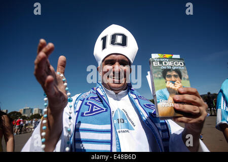 Brasilia, Brazil. 5th July, 2014. An Argentina's fan poses before a quarter-finals match between Argentina and Belgium of 2014 FIFA World Cup in Brasilia, Brazil, on July 5, 2014. © Jhon Paz/Xinhua/Alamy Live News Stock Photo