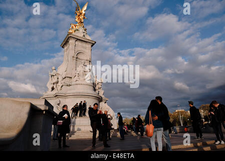 April 18, 2014 - London, UK - Tourists taking pictures the Victoria memorial outside the Buckingham Palace in London  (Credit Image: © Giannis Papanikos/NurPhoto/ZUMA Wire) Stock Photo