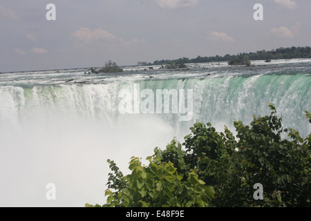 Fast moving water flowing and cascading down over the brink of the Horseshoe Falls Stock Photo