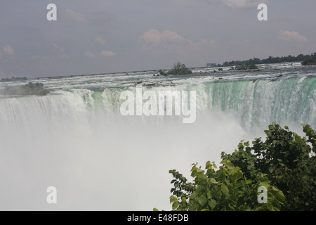 Fast moving water flowing and cascading down over the brink of the Horseshoe Falls Stock Photo