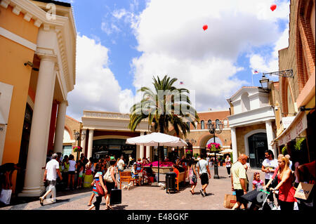 Rome, Italy. 5th July, 2014. Shoppers visit an outlet center near Rome, Italy, on July 5, 2014.The summer sale begins on July 5 across the country. Credit:  Xu Nizhi/Xinhua/Alamy Live News Stock Photo