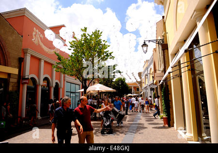 Rome, Italy. 5th July, 2014. Shoppers visit an outlet center near Rome, Italy, on July 5, 2014.The summer sale begins on July 5 across the country. Credit:  Xu Nizhi/Xinhua/Alamy Live News Stock Photo