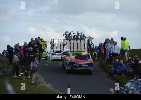 2014 Tour de France Stage 1. Team  support cars near the summit of the Cote de Grinton Moor Stock Photo