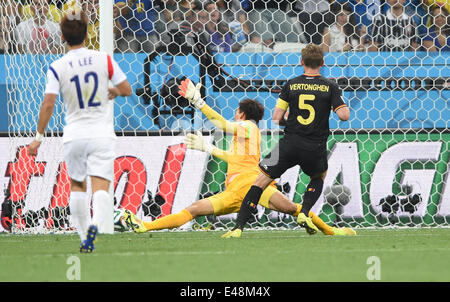 Sao Paulo, Brazil. 26th June, 2014. (R-L) Jan Vertonghen (BEL), Kim Seung-Gyu, Lee Yong (KOR) Football/Soccer : Jan Vertonghen of Belgium scores a goal past goalkeeper Kim Seung-Gyu of South Korea during the FIFA World Cup Brazil 2014 Group H match between South Korea 0-1 Belgium at Arena de Sao Paulo in Sao Paulo, Brazil . © SONG Seak-In/AFLO/Alamy Live News Stock Photo