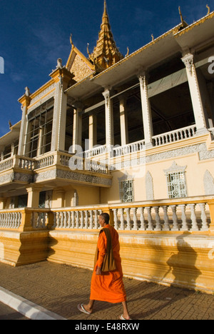 Monks walk outside the Royal Palace. Phnom Penh. Gleaming in gold, the Royal Palace is one of Phnom Penh?s most splendid archite Stock Photo