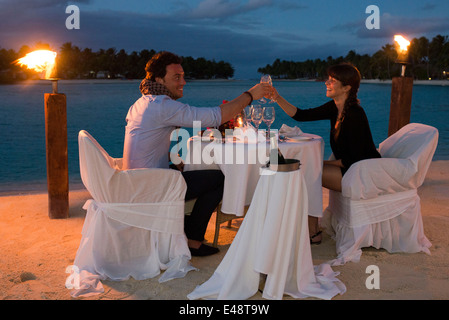 Aitutaki. Cook Island. Polynesia. South Pacific Ocean. A couple enjoys a romantic dinner by the beach in Aitutaki Lagoon Resort Stock Photo