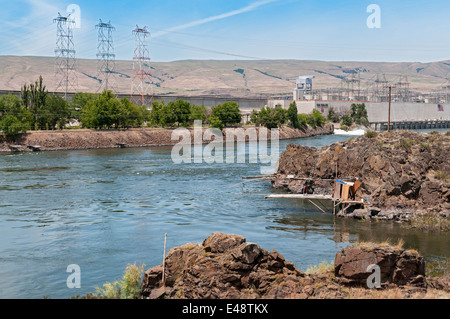 Oregon, The Dalles Dam on the Columbia River, native american indian fishing platforms in foreground Stock Photo