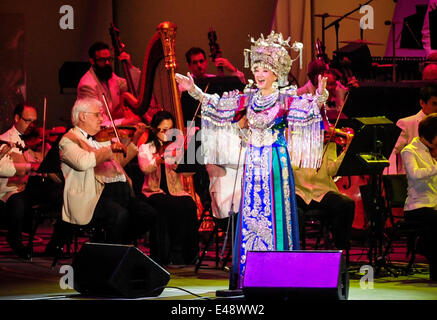 Los Angeles, USA. 5th July, 2014. Chinese singer Song Zuying performs at a concert featuring Chinese music with Los Angeles Philharmonic Orchestra at Hollywood Bowl, Los Angeles, the United States, on July 5, 2014. © Zhang Chaoqun/Xinhua/Alamy Live News Stock Photo