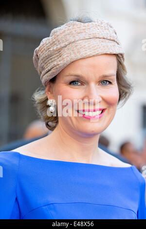 Rome, Italy. 5th July, 2014. Queen Mathilde of Belgium arrive for the wedding of Belgian Prince Amedeo and Lili Rosboch at the Basilica di Santa Maria in Trastevere in Rome, Italy, 5 July 2014. Photo: Patrick van Katwijk - NO WIRE SERVICE -/dpa/Alamy Live News Stock Photo