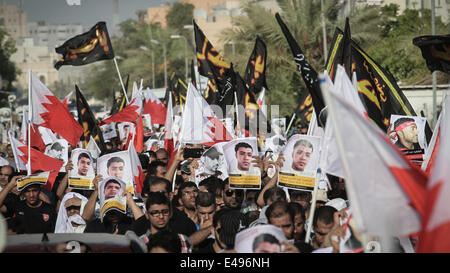 Sanabis, Bahrain. 6th July, 2014. Side of the men's participation in the funeral march, noted that Abdul Aziz Al Abbar was killed by a gunshot fired by Bahraini security forces on February 23 and entered the hospital for 55 days and announced his death on April 18 where authorities detained his body for a period of 78 days, Tens of thousands of bahrainis participat in the funeral march ( Photo by Hussain Albahrani/Pacific Press/Alamy Live News) Stock Photo