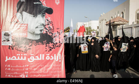 Sanabis, Bahrain. 6th July, 2014. Side of the woman's participation in the funeral march, noted that Abdul Aziz Al Abbar was killed by a gunshot fired by Bahraini security forces on February 23 and entered the hospital for 55 days and announced his death on April 18 where authorities detained his body for a period of 78 days, Tens of thousands of bahrainis participat in the funeral march ( Photo by Hussain Albahrani/Pacific Press/Alamy Live News) Stock Photo