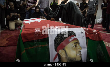 Sanabis, Bahrain. 6th July, 2014. martyr mother during the last farewell, noted that Abdul Aziz Al Abbar was killed by a gunshot fired by Bahraini security forces on February 23 and entered the hospital for 55 days and announced his death on April 18 where authorities detained his body for a period of 78 days, Tens of thousands of bahrainis participat in the funeral march ( Photo by Hussain Albahrani/Pacific Press/Alamy Live News) Stock Photo