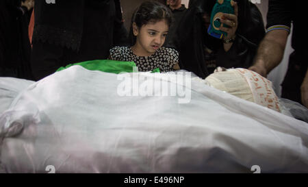 Sanabis, Bahrain. 6th July, 2014. martyr daughter during the last farewell, noted that Abdul Aziz Al Abbar was killed by a gunshot fired by Bahraini security forces on February 23 and entered the hospital for 55 days and announced his death on April 18 where authorities detained his body for a period of 78 days, Tens of thousands of bahrainis participat in the funeral march ( Photo by Hussain Albahrani/Pacific Press/Alamy Live News) Stock Photo