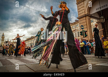 Turin, Italy. 6th July, 2014. Starting from Piazza S. Carlo.Torino Dance Festival, started in 2014 with the biennial De la Dance in Lyon and a large collaborative project, the focus of this report, the Defilè , a big parade that opens every two years, the Biennale de la dance in Lyon. Defilè to participate between 5 thousand and 6 thousand non-professional dancers and for the first time the event will take place in Italy . At the parade will be manipulated over 600 puppets and marionettes, by the participants Credit:  Realy Easy Star/Alamy Live News Stock Photo